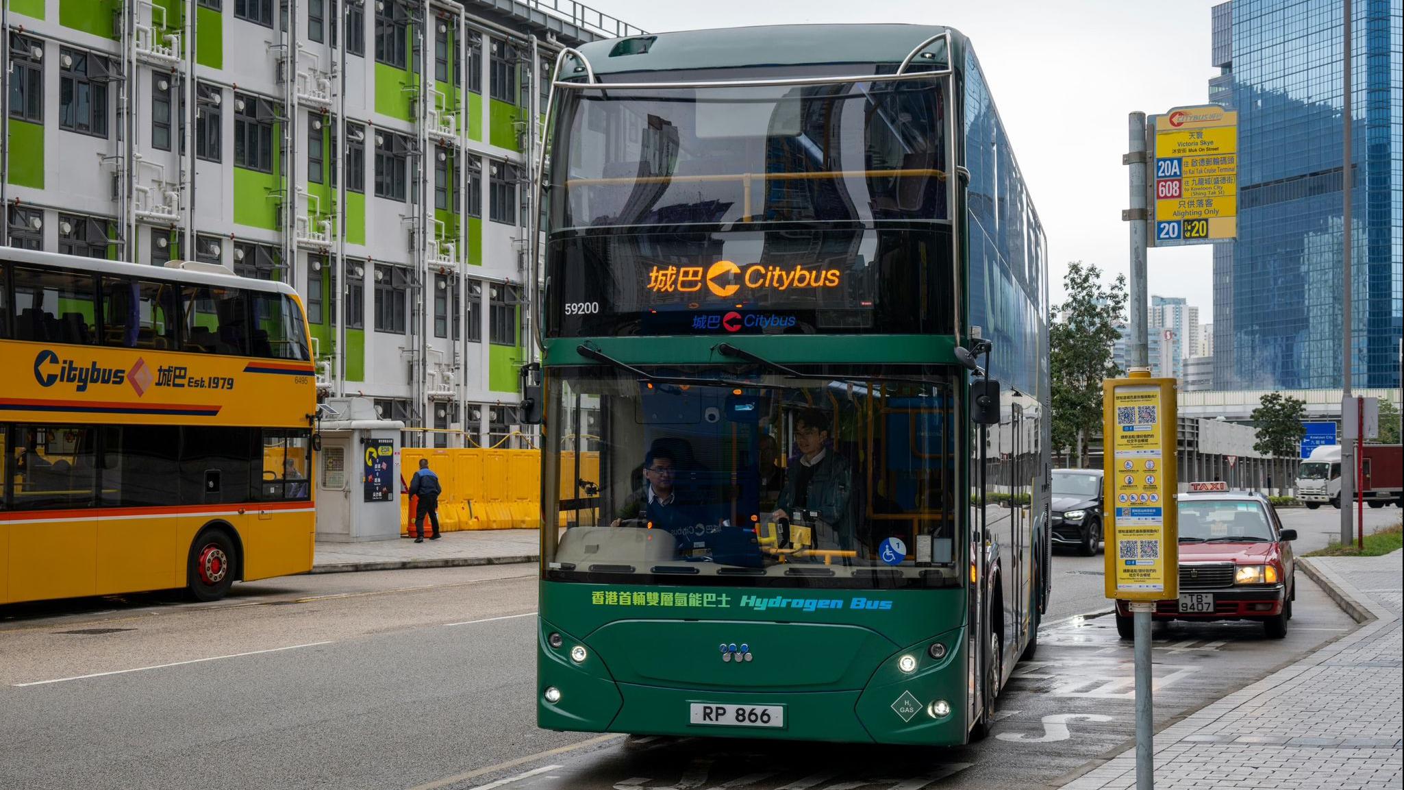 全港首輛氫能巴士展開道路測試，為啟航做最後準備。