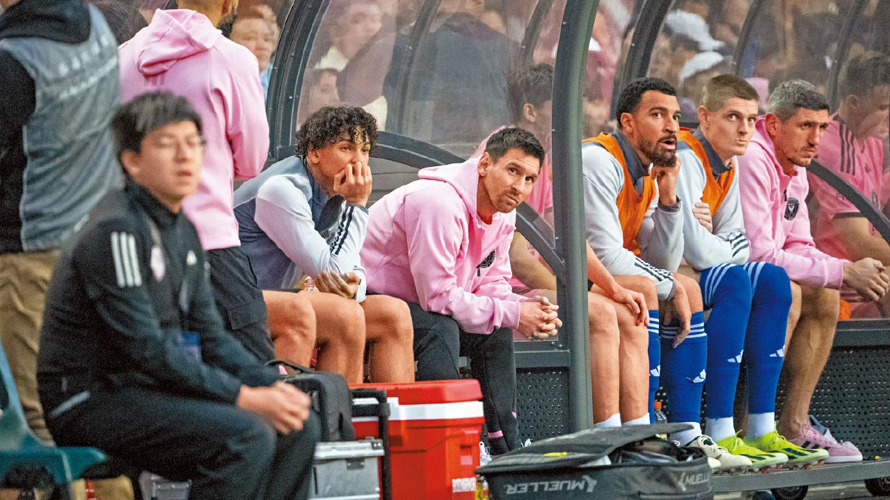 美斯缺陣表演賽 球迷噓爆大球場 港府兩度稱「極度失望」 研扣減千萬贊助