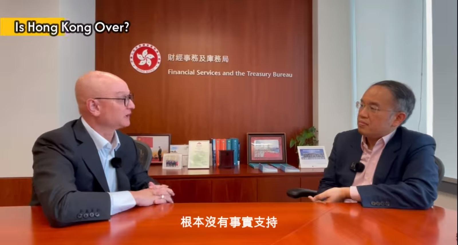 Ray Online｜許正宇與金發局成員「唱雙簧」  拍片反駁「香港玩完論」。(財經事務及庫務局fb截圖)