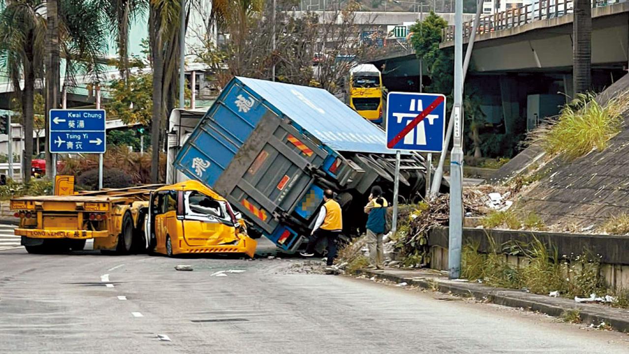 葵涌6車相撞 貨車失控砸兩車兩傷