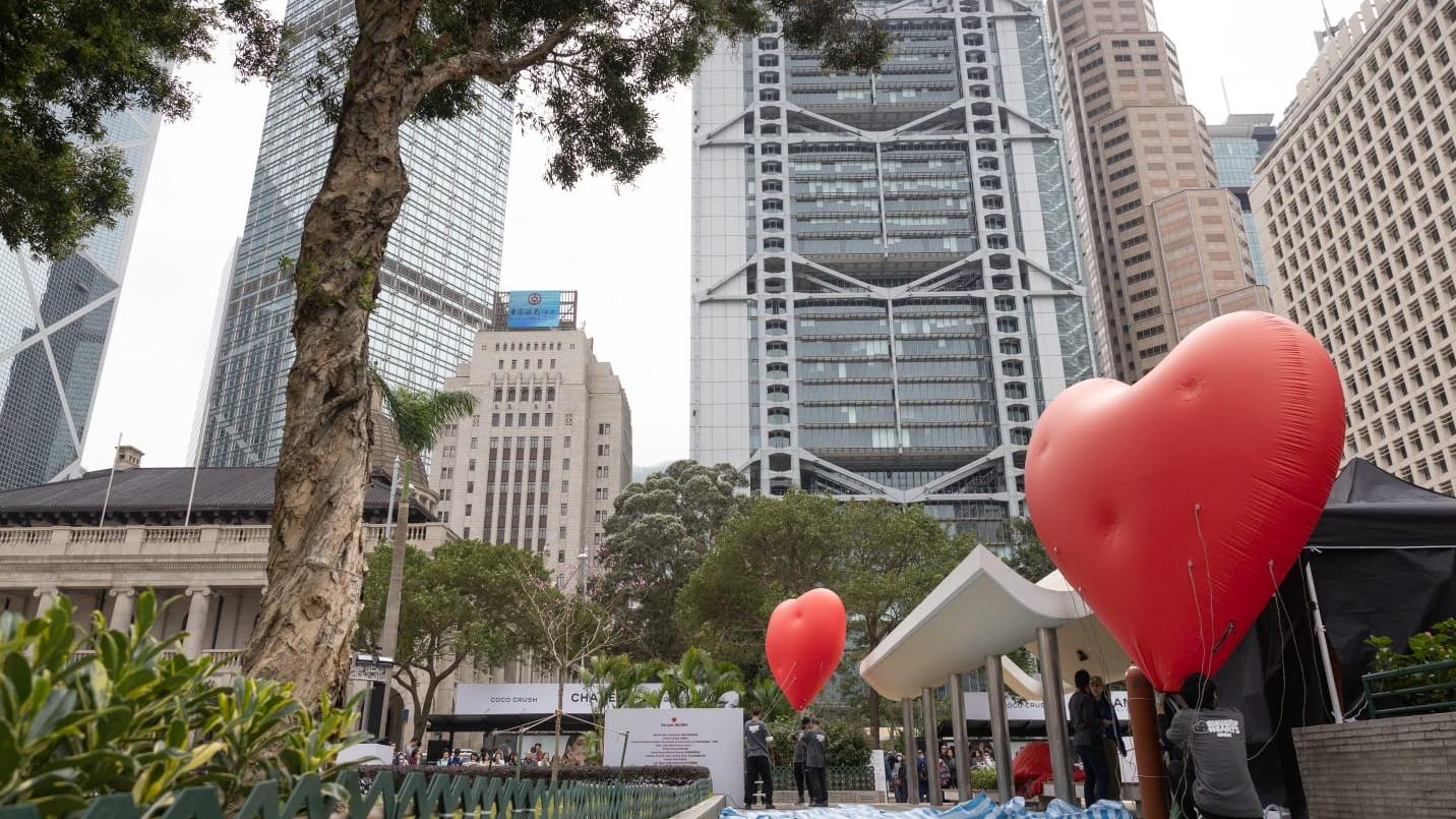 兩隻小紅心在皇后像廣場與市民見面。(資料圖片/蘇文傑攝)