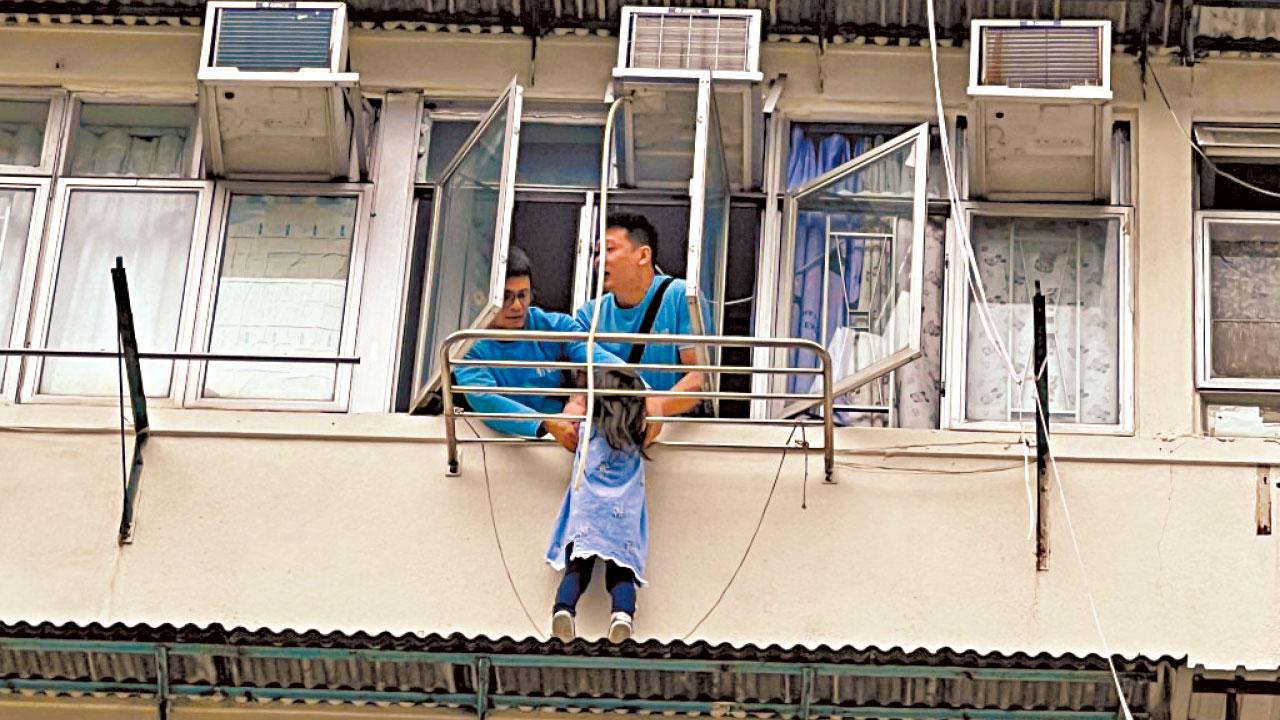 外出買餸母涉獨留兒童被捕 3歲女童爬出簷篷受困