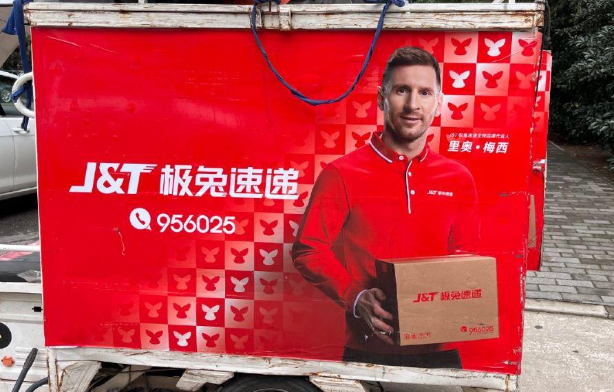 美斯缺陣｜極兔速遞股價一度跌近25%，美斯任代言人惹激烈反應。(微博)