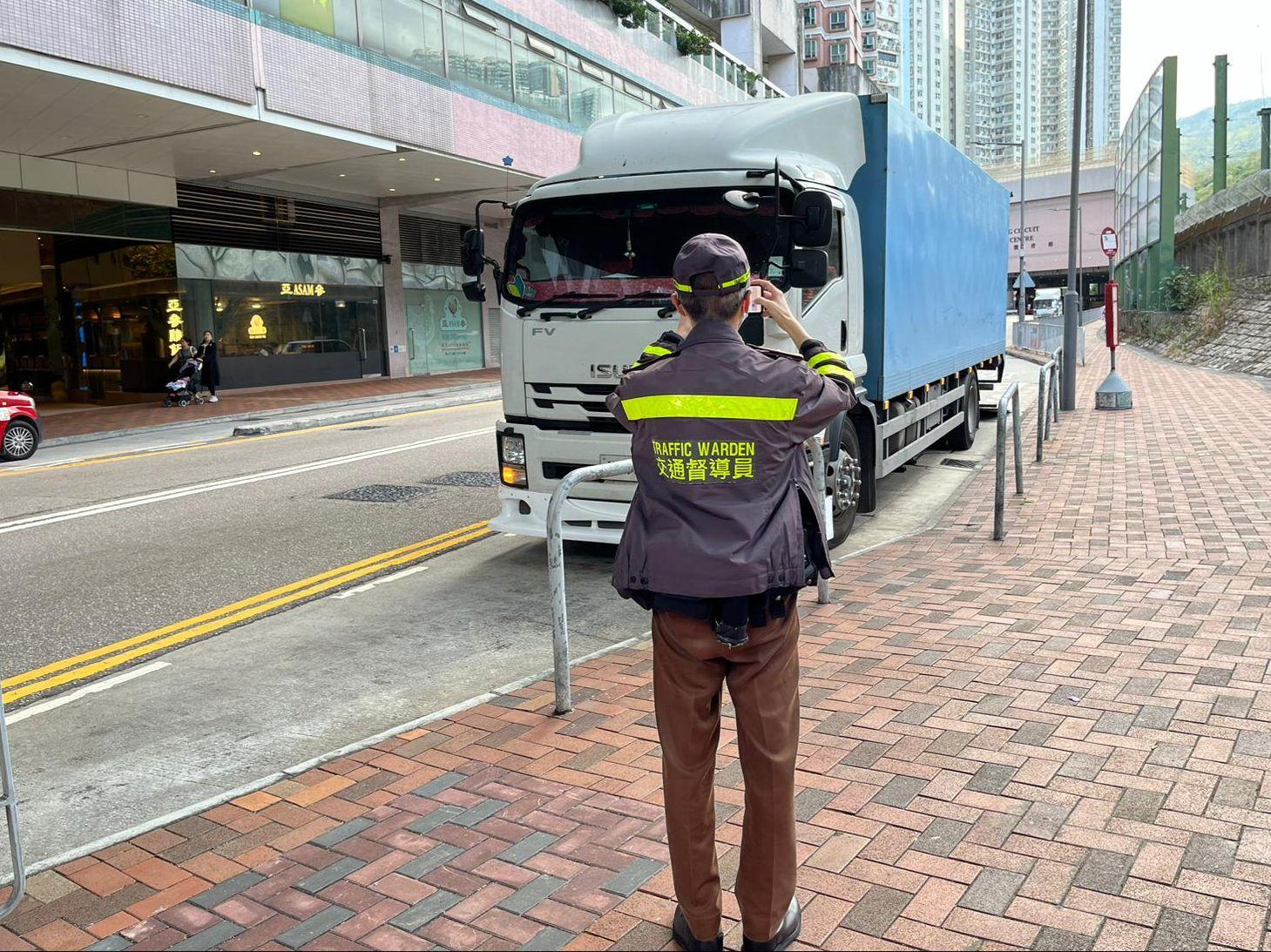 荃灣警區一連兩日打擊違泊　發近千張牛肉乾傳票拖走6車