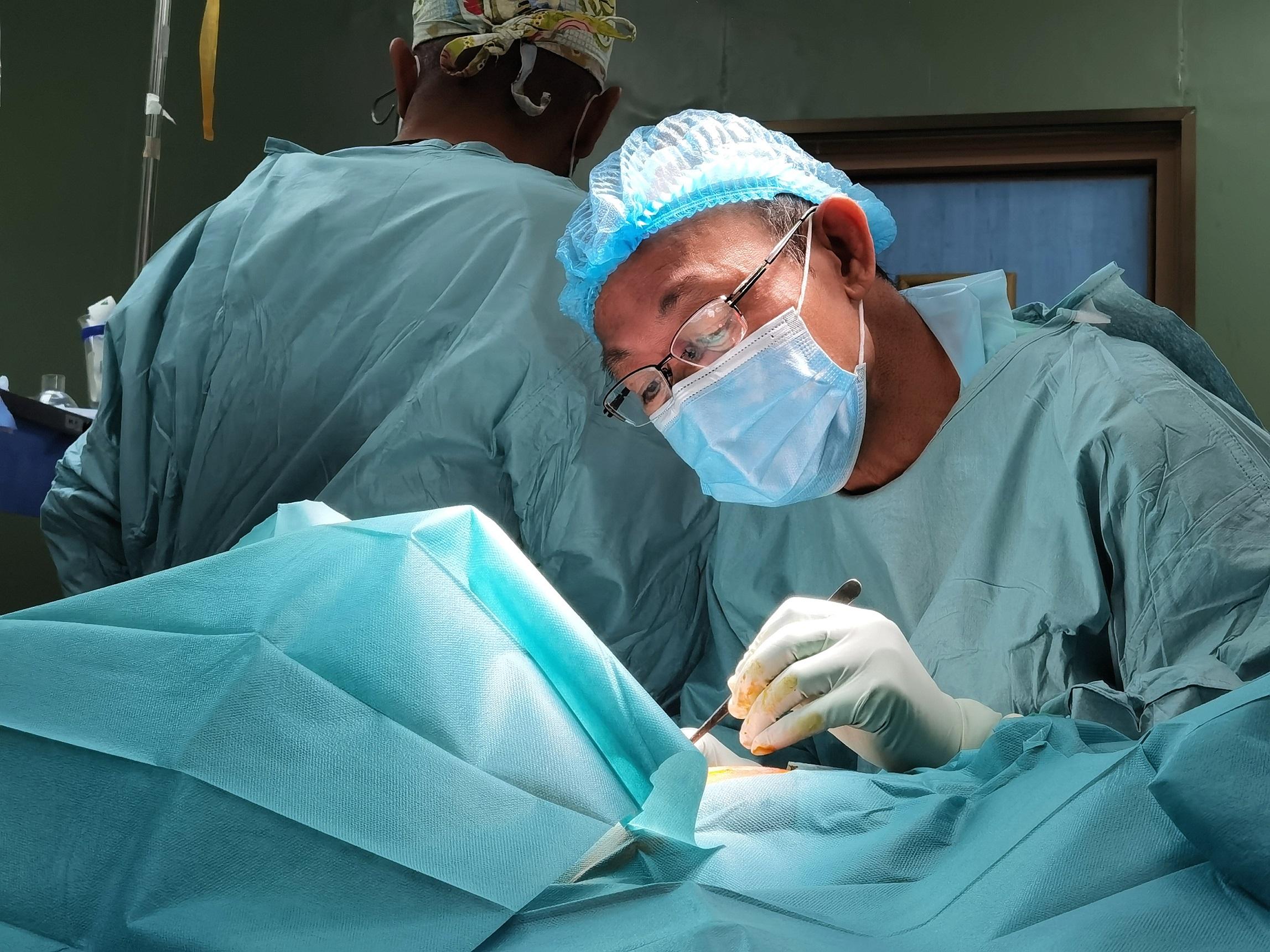 歐耀佳早前隨隊到加沙向當地平民提供醫療支援。(香港紅十字會提供)