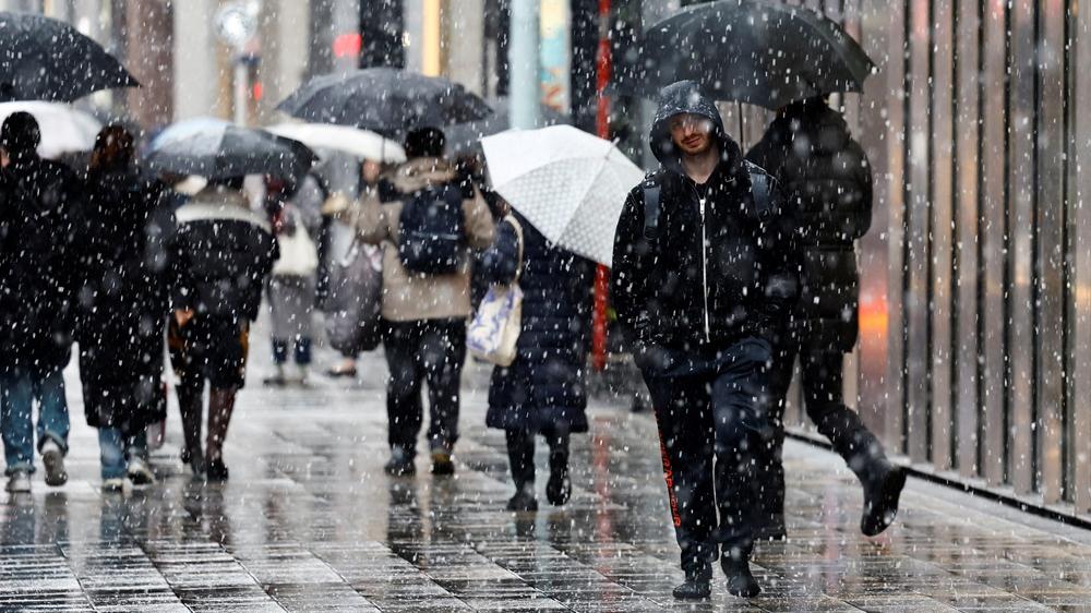 東京銀座亦下大雪。(路透社)