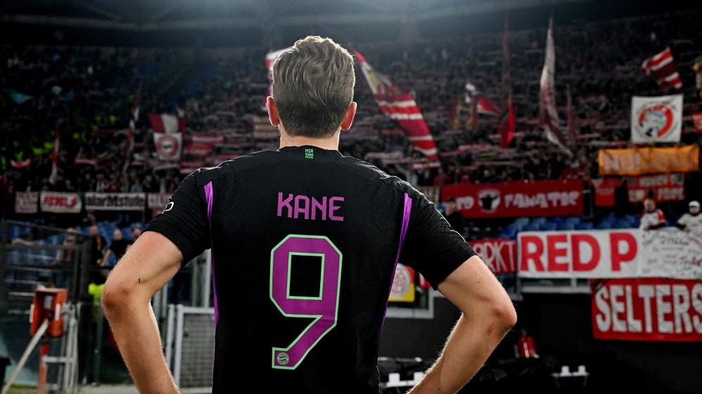 卡尼賽後望向拜仁球迷。(路透社)