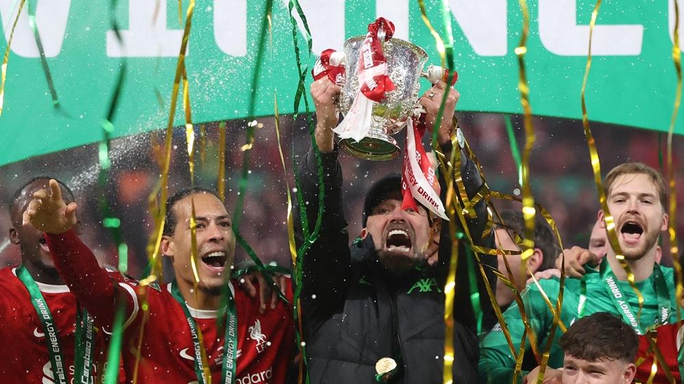 高普與隊友雲迪積克高舉聯賽盃獎盃。(路透社)