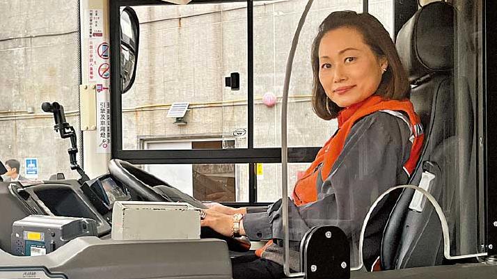 兒子升中 重投職場 韓籍女車長︰揸巴士安全過私家車