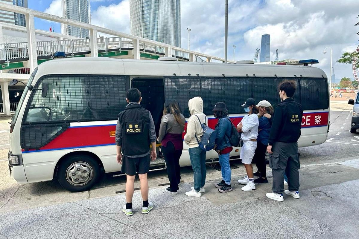 警方在中環打擊非法街頭賭博，拘捕5名女子。(警方圖片)