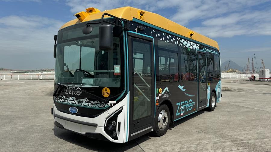 圖示運送機場員工到不同地點的馭勢科技無人駕駛穿梭巴士。(政府新聞處圖)