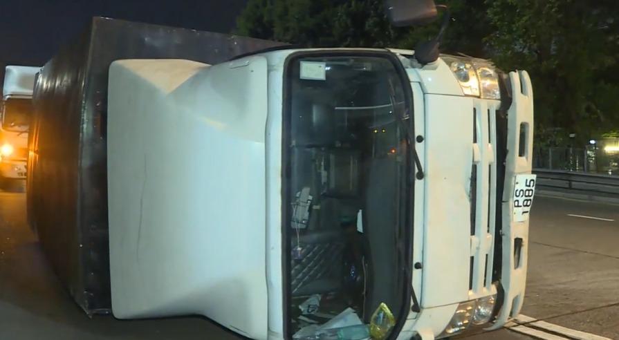 紅磡運生果貨車疑避狗翻側 揭司機欠交罰款被捕