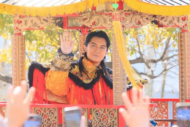 福山雅治回長崎以清帝look「登基」 大陸網民︰TVB古裝劇麼？