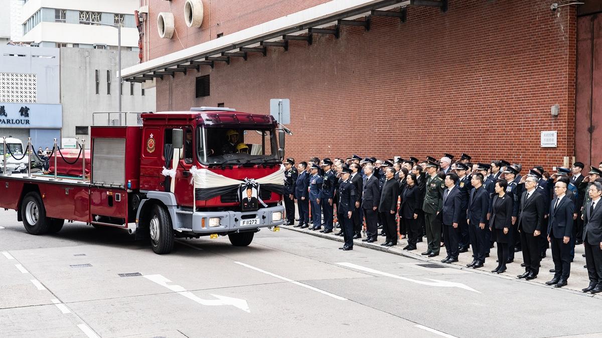 消防處為工作時殉職的邱耀文舉行榮譽喪禮。(中新社)