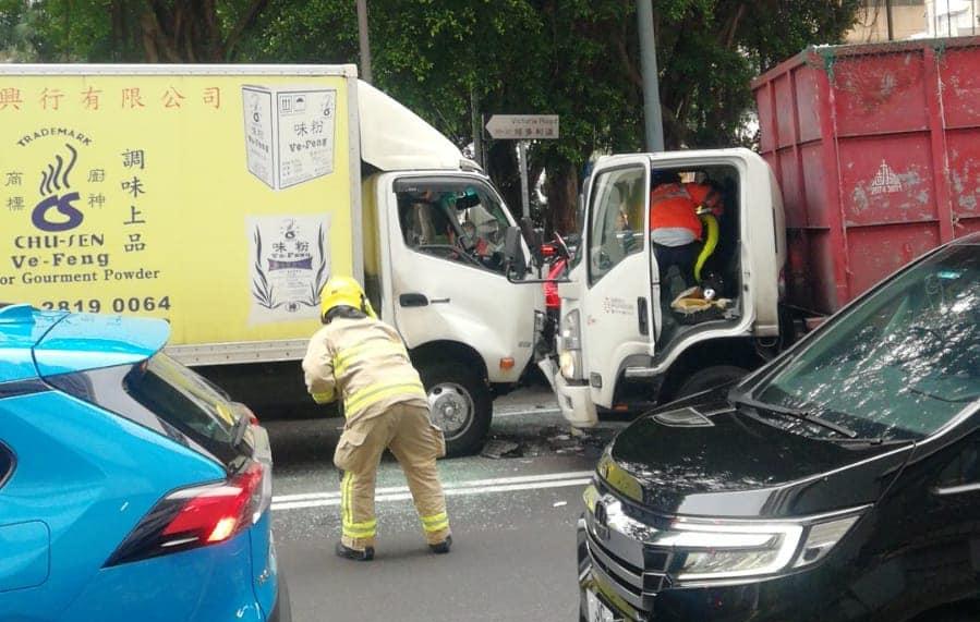 西環域多利道兩貨車迎頭相撞　兩名司機受傷送院