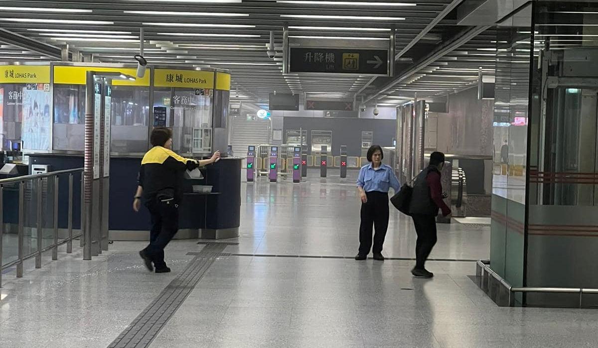 港鐵康城站風閘機冒煙瀰漫大堂及車廂 方國珊：居民北角站都聞到煙味