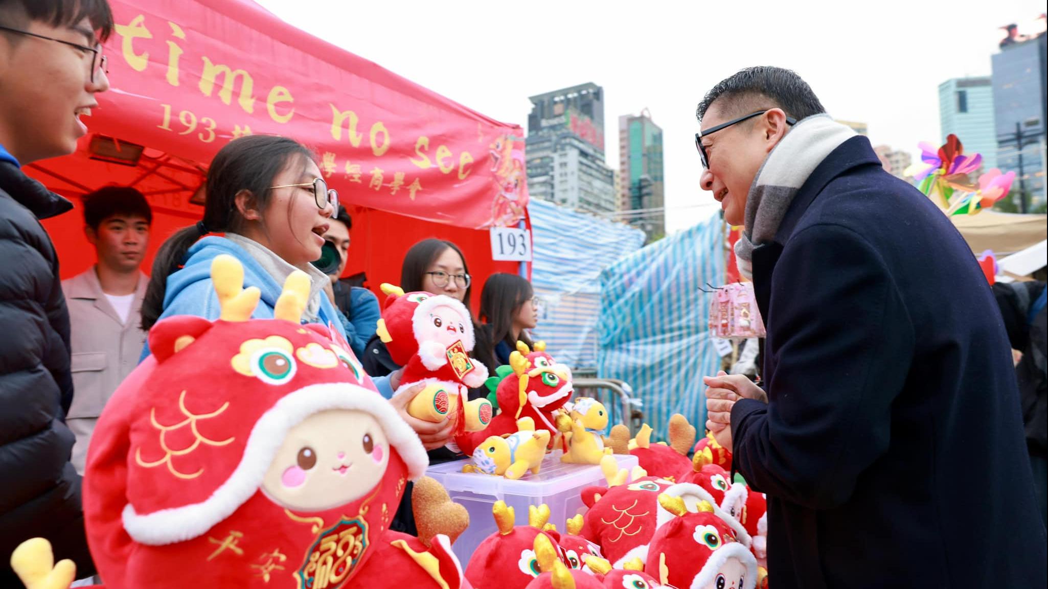 鄧炳強到維園逛年宵。(鄧炳強FB)