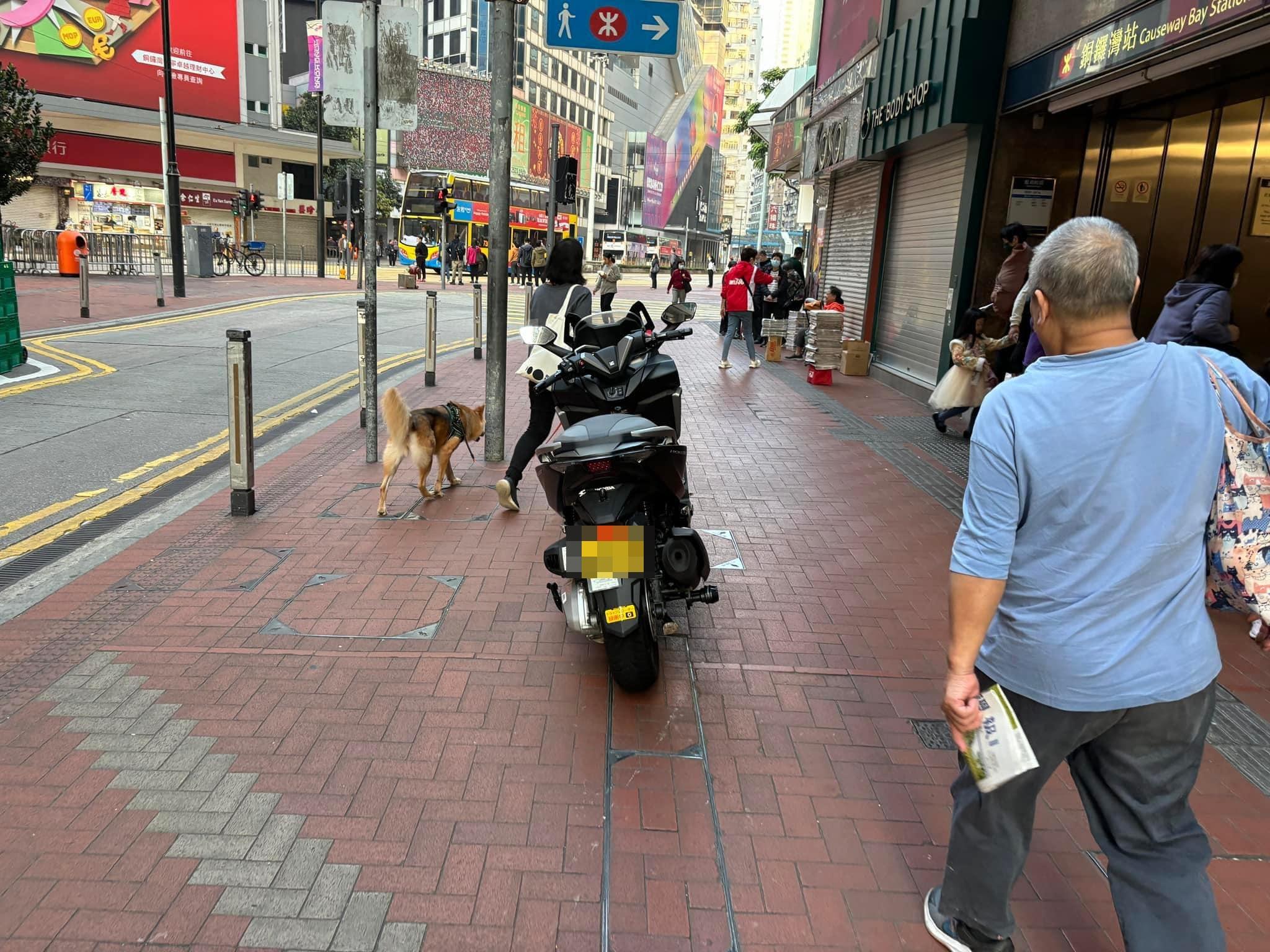 有電單車車主把電單車直接泊上E出口對出的行人路段中間，造成阻塞。(facebook群組「車cam L（香港群組）」)