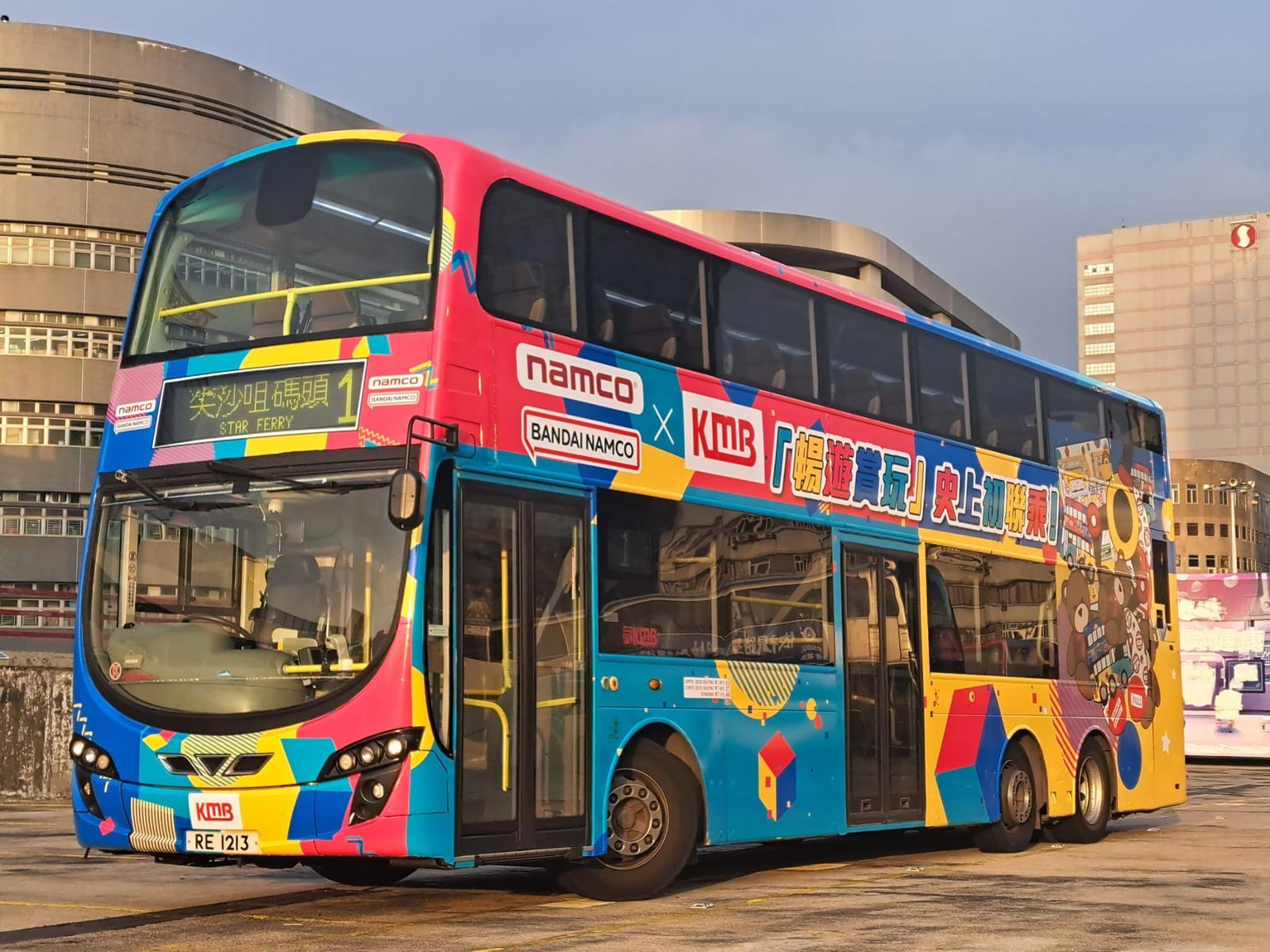 KMB x Namco聯乘活動主題巴士以「暢遊賞玩」為主題，車身以夾公仔、擲彩虹等及其他遊戲為設計