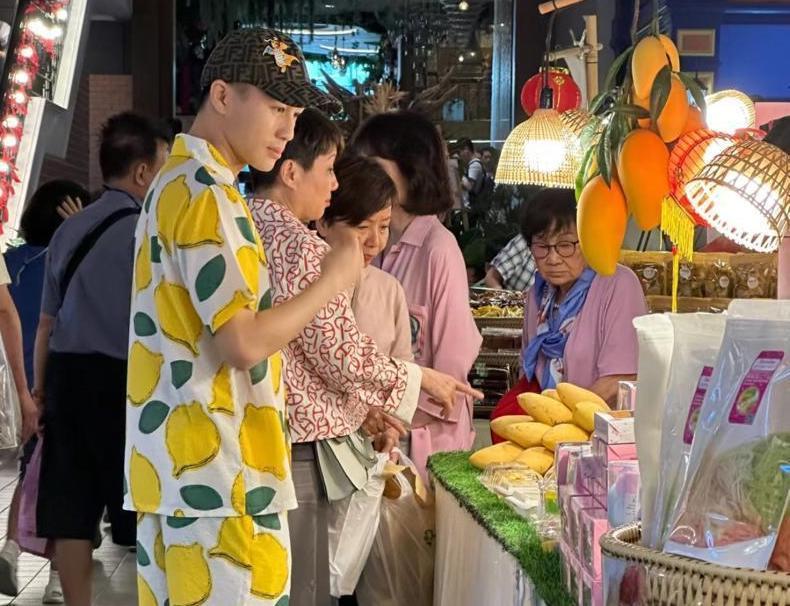 何猷君泰國機場親辦退稅獲讚應慳得慳　老婆奚夢瑤孖住四太行街勁孝順