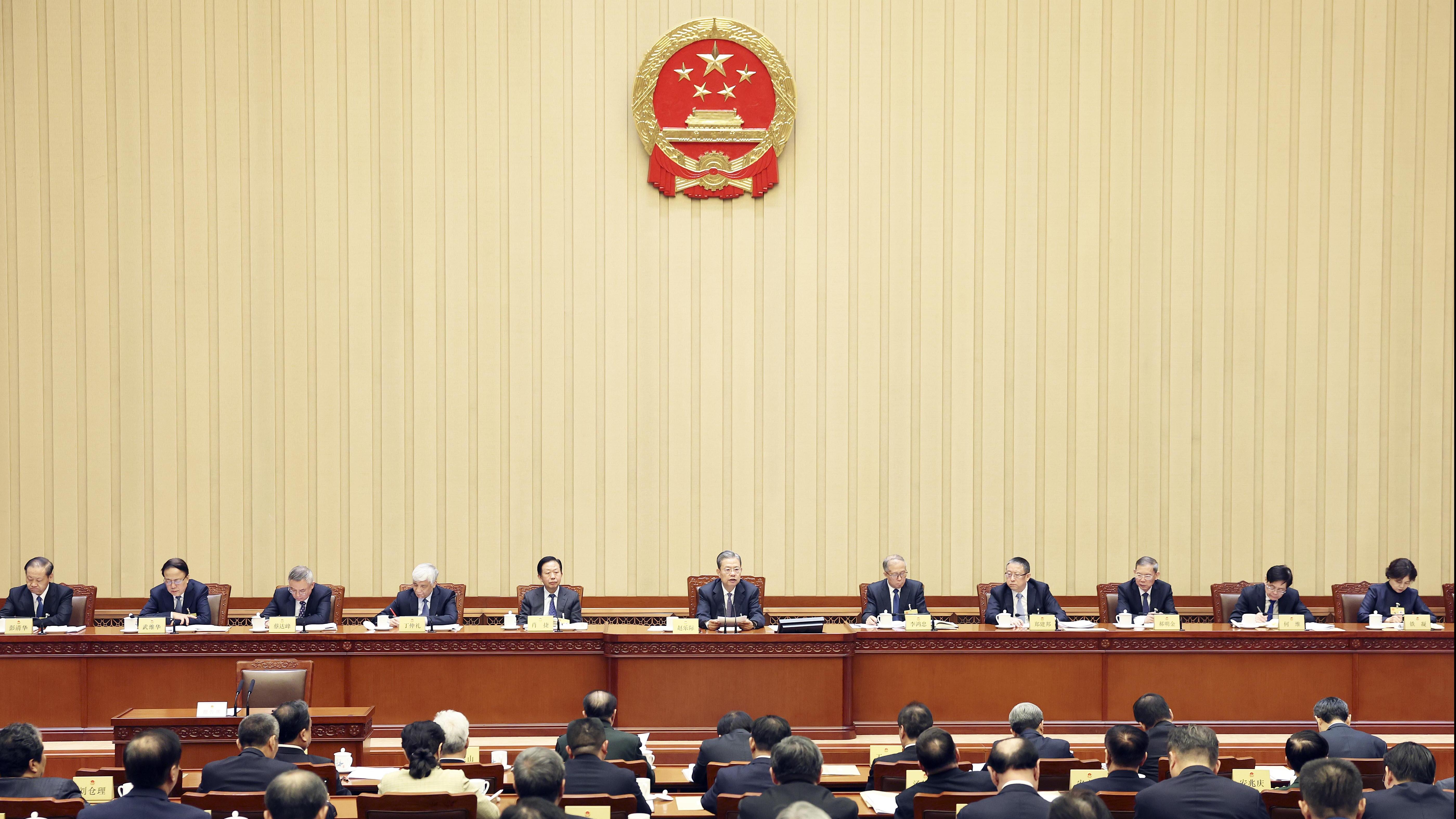 趙樂際在北京主持十四屆全國人大常委會第八次會議閉幕會。（新華社）