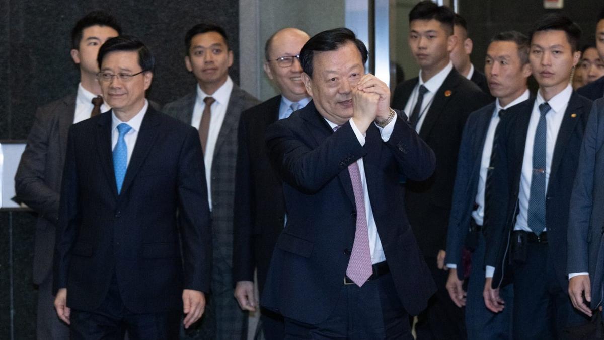 夏寶龍(前排右)傍晚離開政府總部。(蘇文傑攝)