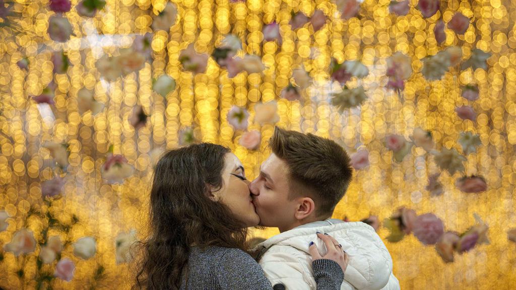 加拿大民調顯示，花時間共處是大多數人最喜歡收到的情人節禮物。(美聯社)