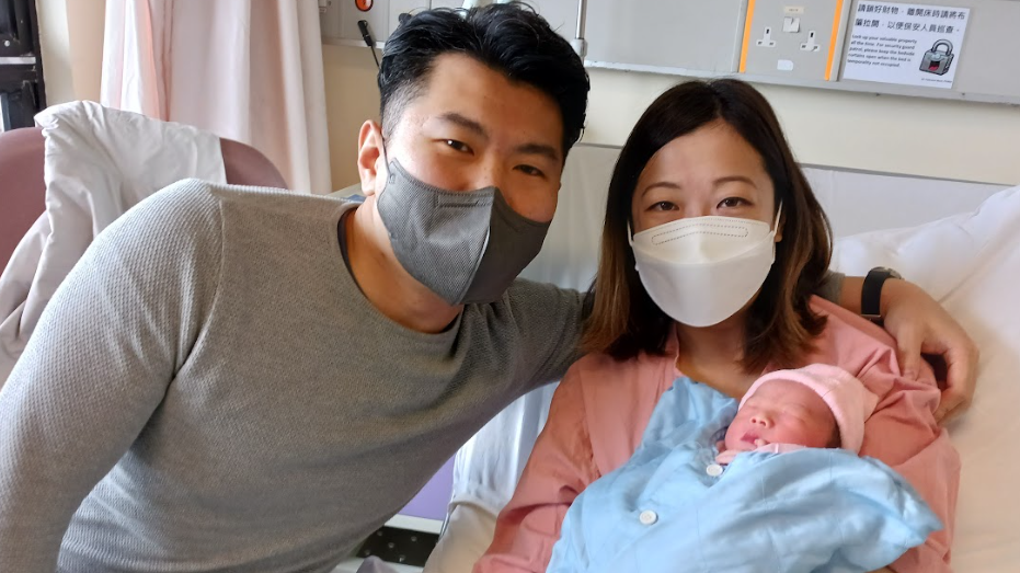 一名女嬰零時02分在東區醫院誕生，程太為新手媽媽，程先生說期望女兒簡單、健康成長。(醫管局提供)