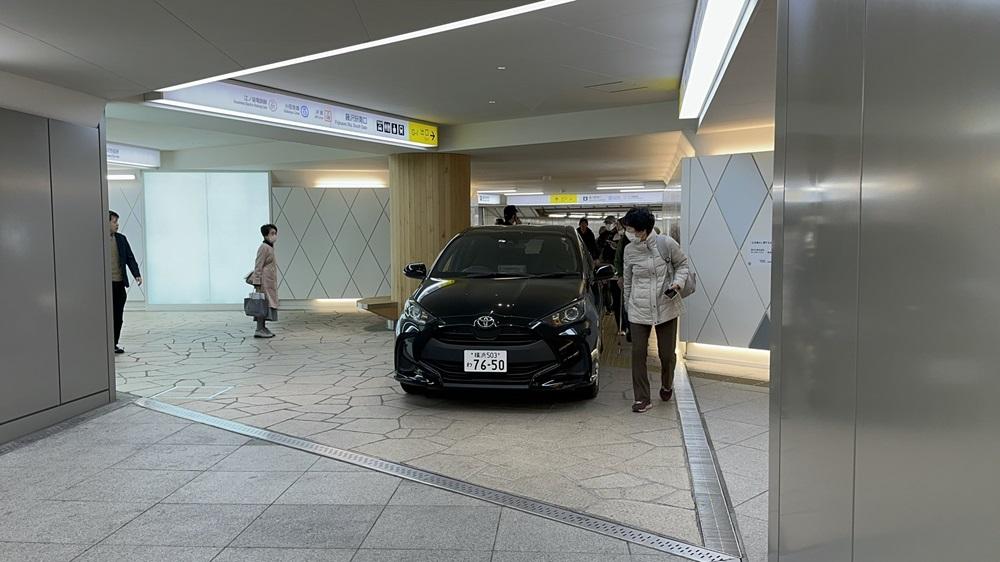 日本神奈川有老婦將車駛入車站隧道。(X)