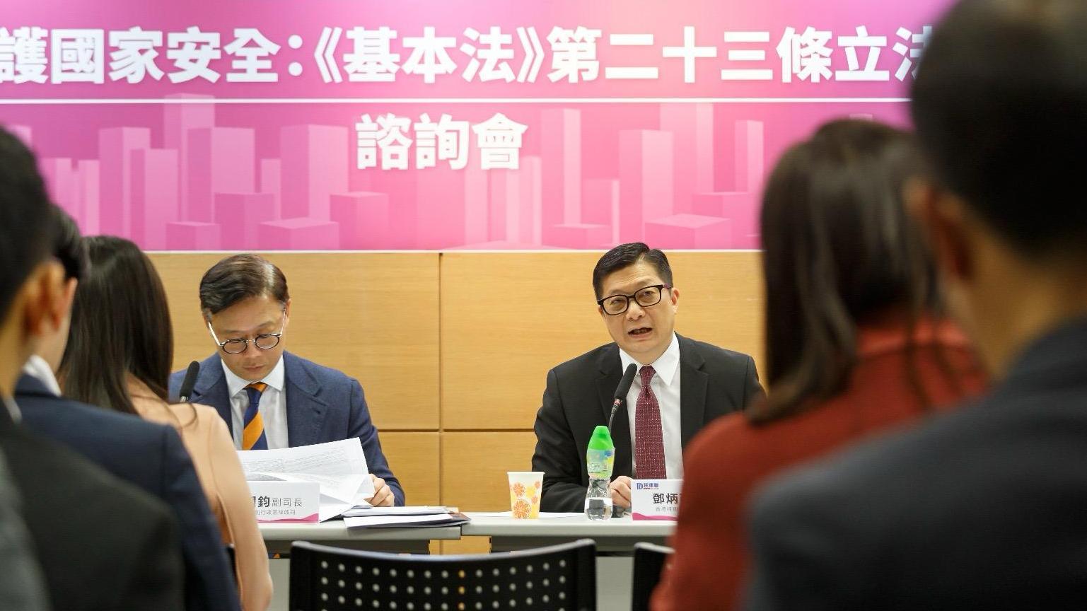 張國鈞(左)及鄧炳強(右)出席民建聯《基本法》第23條立法講解會。 