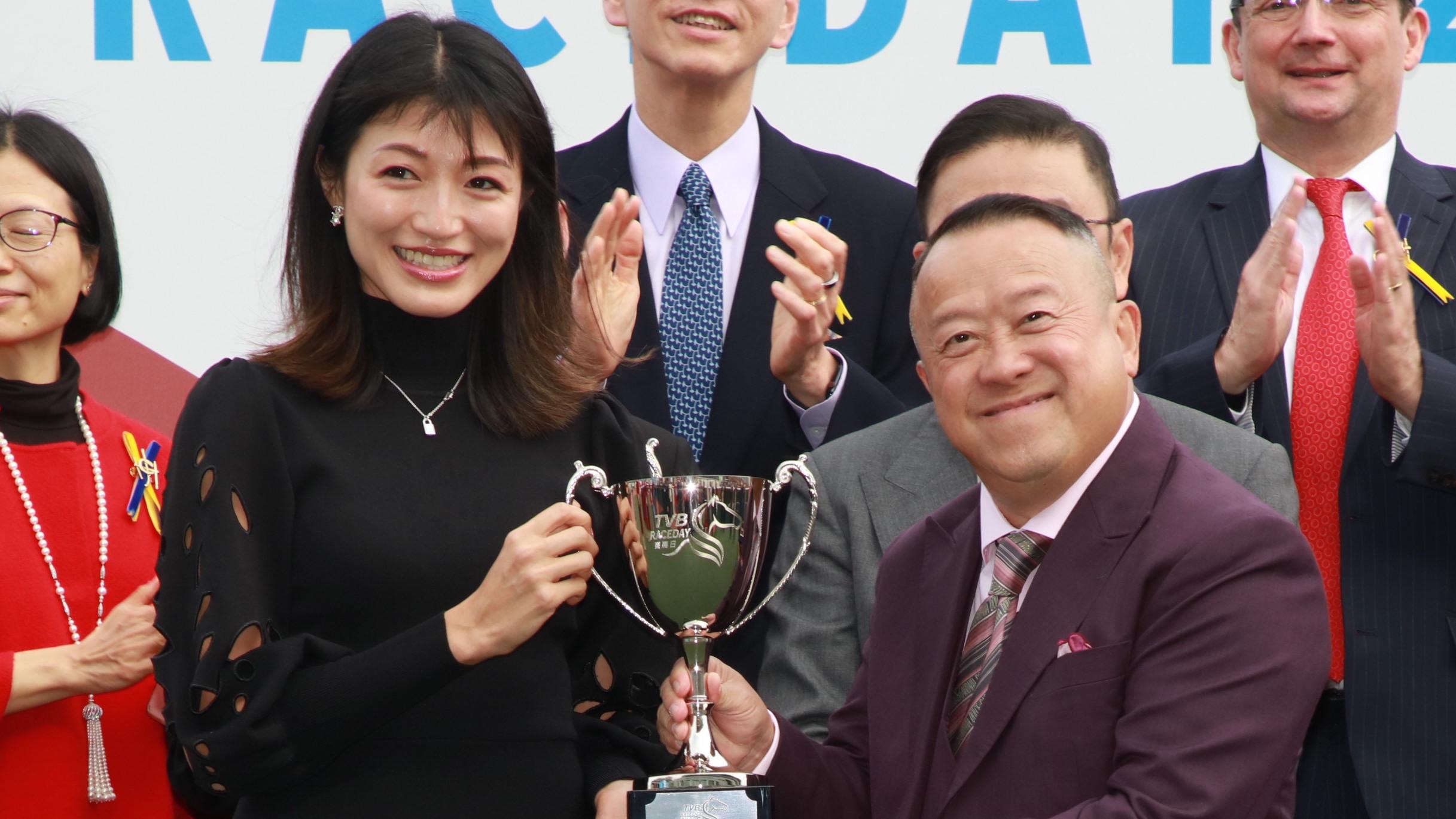 TVB賽馬日｜09年港姐亞軍從曾志偉手上接過獎盃 獎門人預告復辦中華小姐