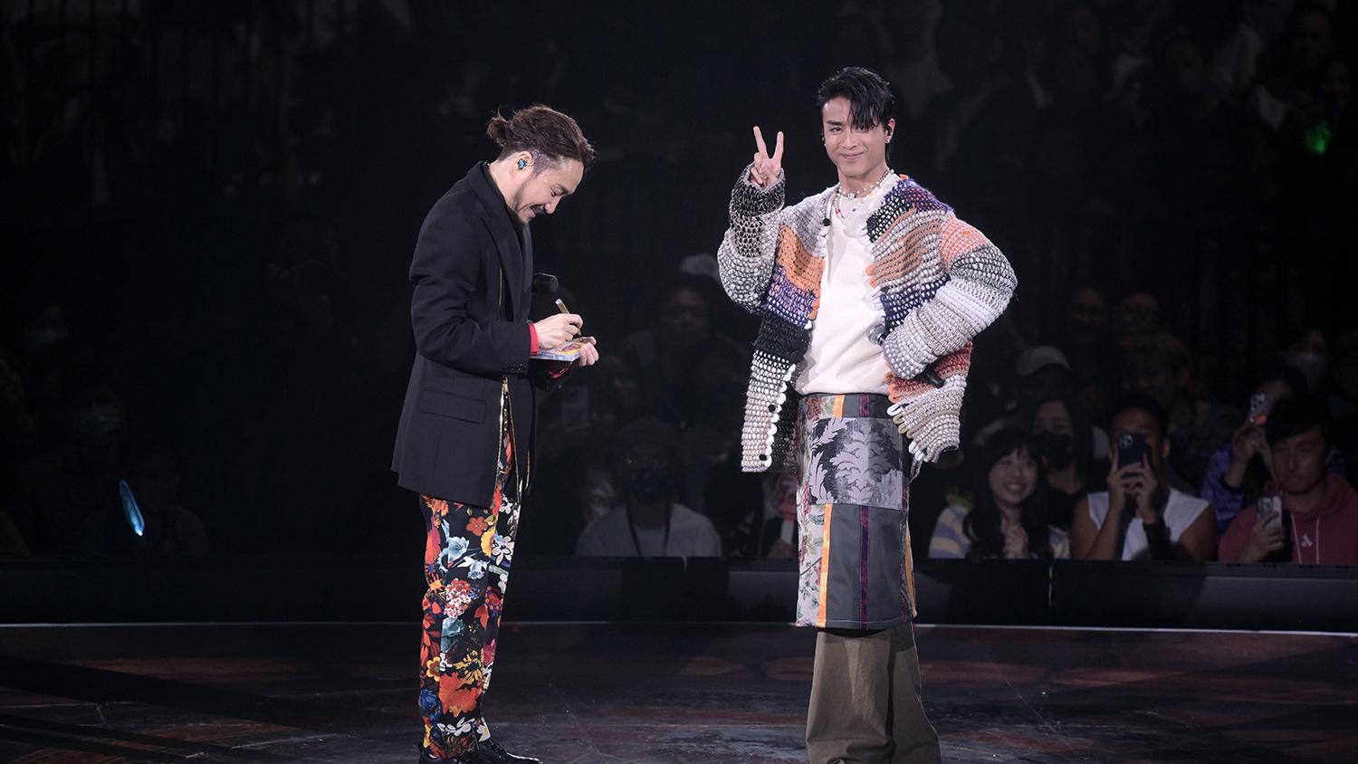 鄭中基演唱會2024｜AK自薦做嘉賓  帶《龍咁威》DVD求簽名：我細細個就睇