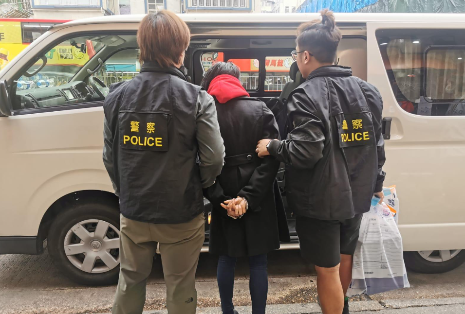 旺角警區特別職務隊人員根據線報及經深入調查，今日（28日）進行打擊毒品行動，突擊搜查亞皆老街一單位，單位內一名49歲本地女子涉嫌經營毒窟及販毒被捕；另外5名年齡介乎46至64歲本地男子則涉嫌吸食或注射毒品被捕。