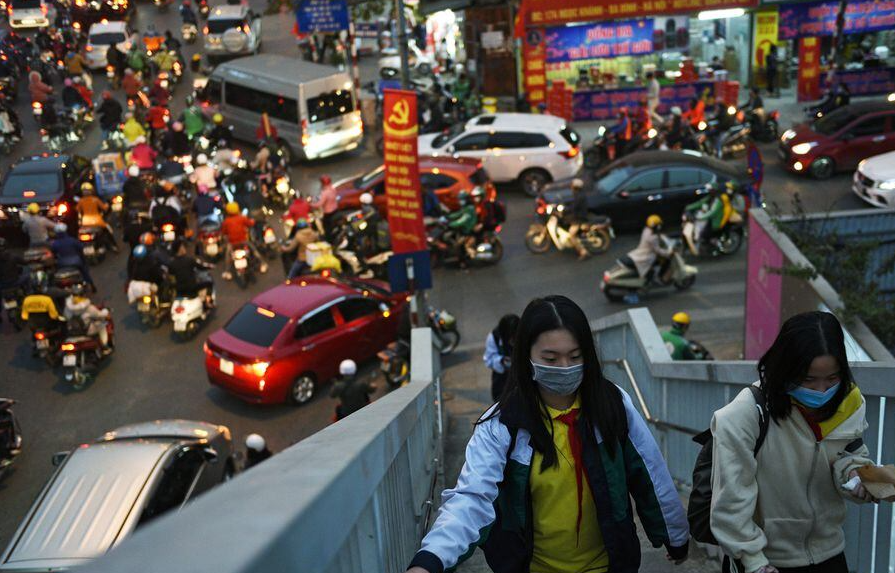 中國駐越南使館今日(8日)發出一則提醒，稱近期有民眾反映在入境時被越南口岸人員索取小費，呼籲如遇上此情況應「堅決抵制拒絕」。（路透社資料圖片）