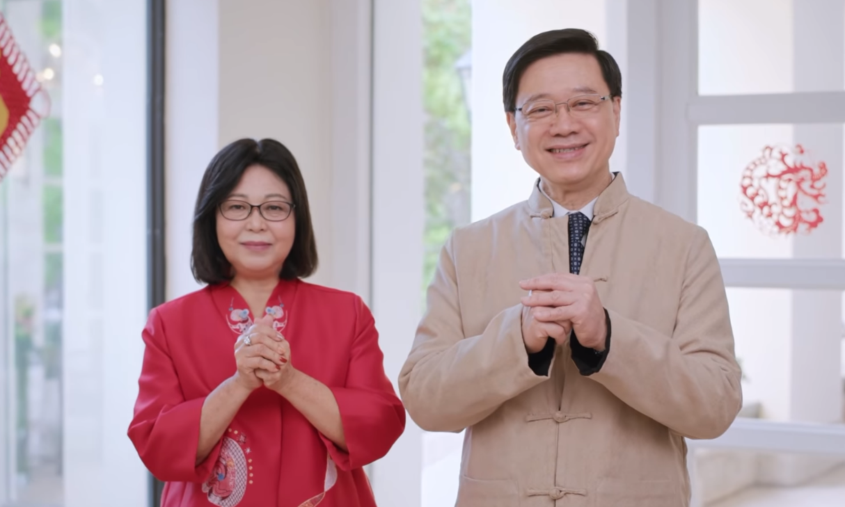 行政長官李家超向市民拜年