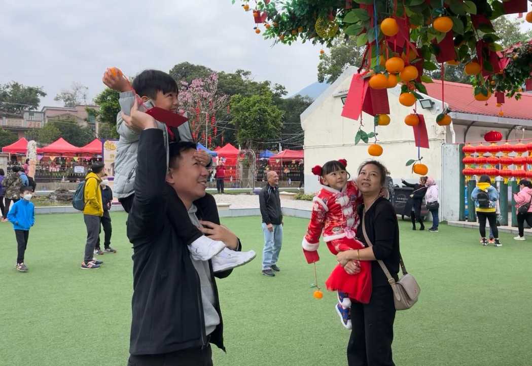 大年初一，有不少市民到大埔林村拋寶牒祈福。(港台圖片)