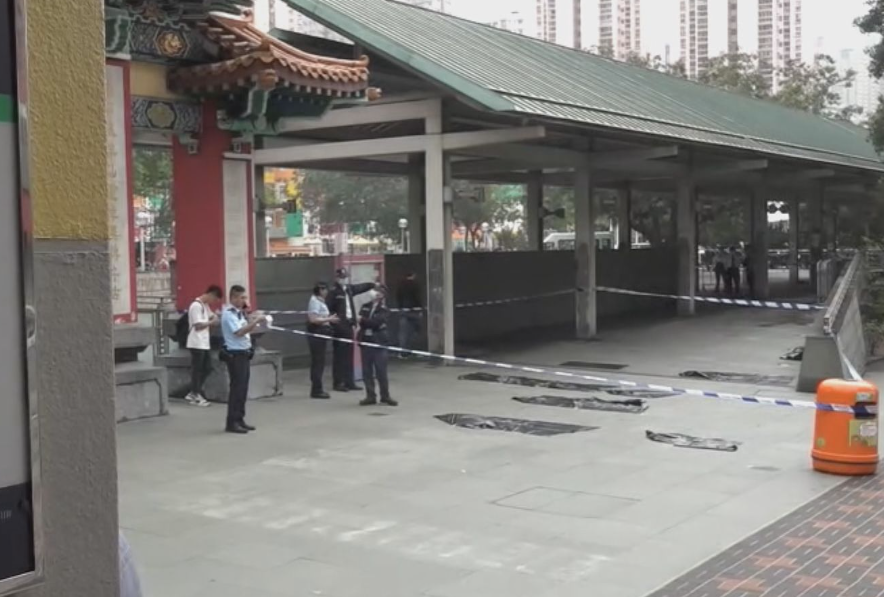 黃大仙祠外通道被黑漆噴「光時」口號(NOW新聞截圖)