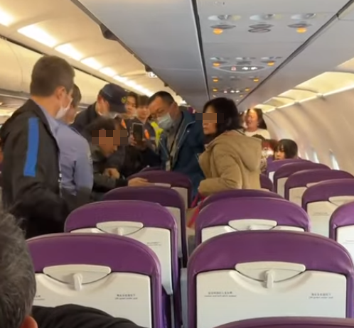 一架從桃園機場飛往香港的航班，有一男一女香港旅客突然情緒不穩，在飛機上大吵大鬧，最終被台方航警帶走，導致班機延誤近兩小時。