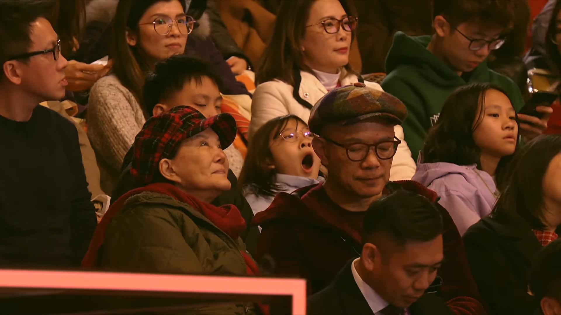 新春花車巡遊 白韻琹精神奕奕與謝偉俊現身