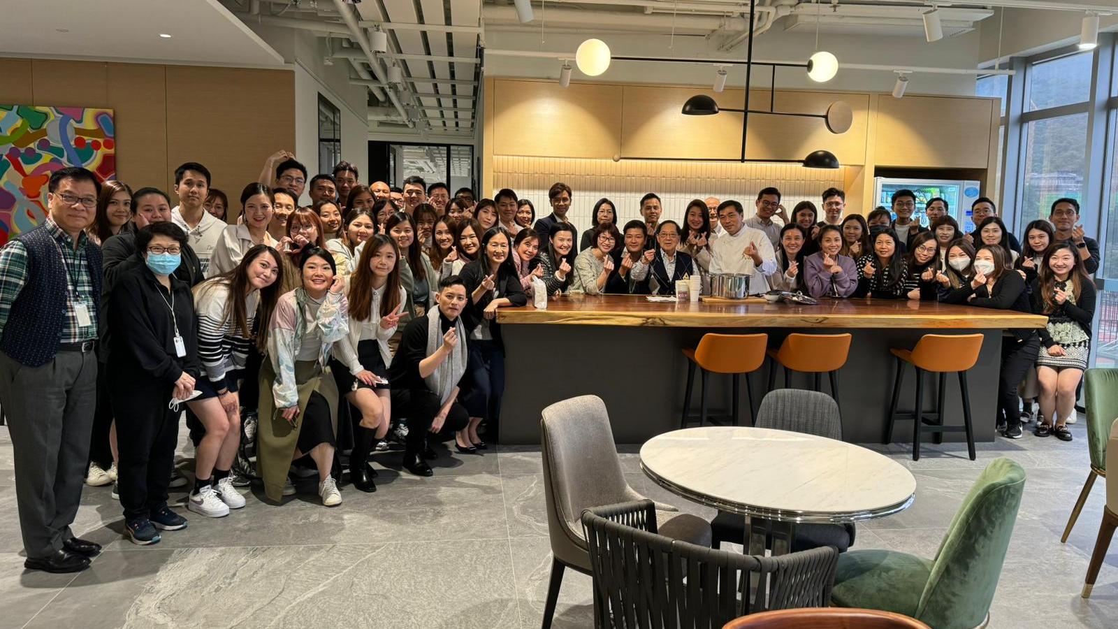 會德豐黃光耀特意準備湯圓派送給團隊 預早祝賀元宵節快樂