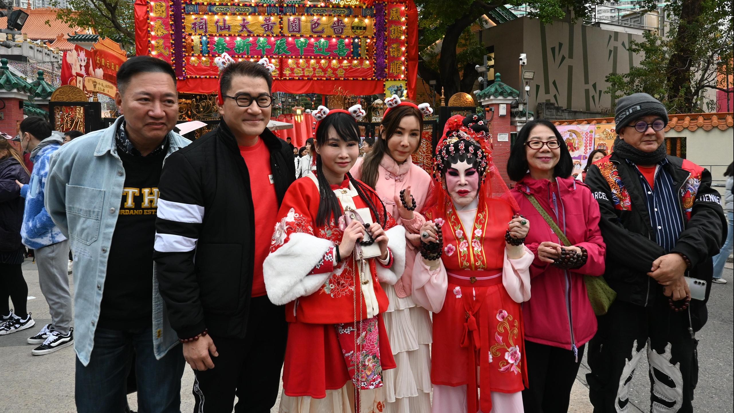 農曆新年2024｜黃夏蕙無懼寒流重返黃大仙 「小龍女」造型震驚外籍美女