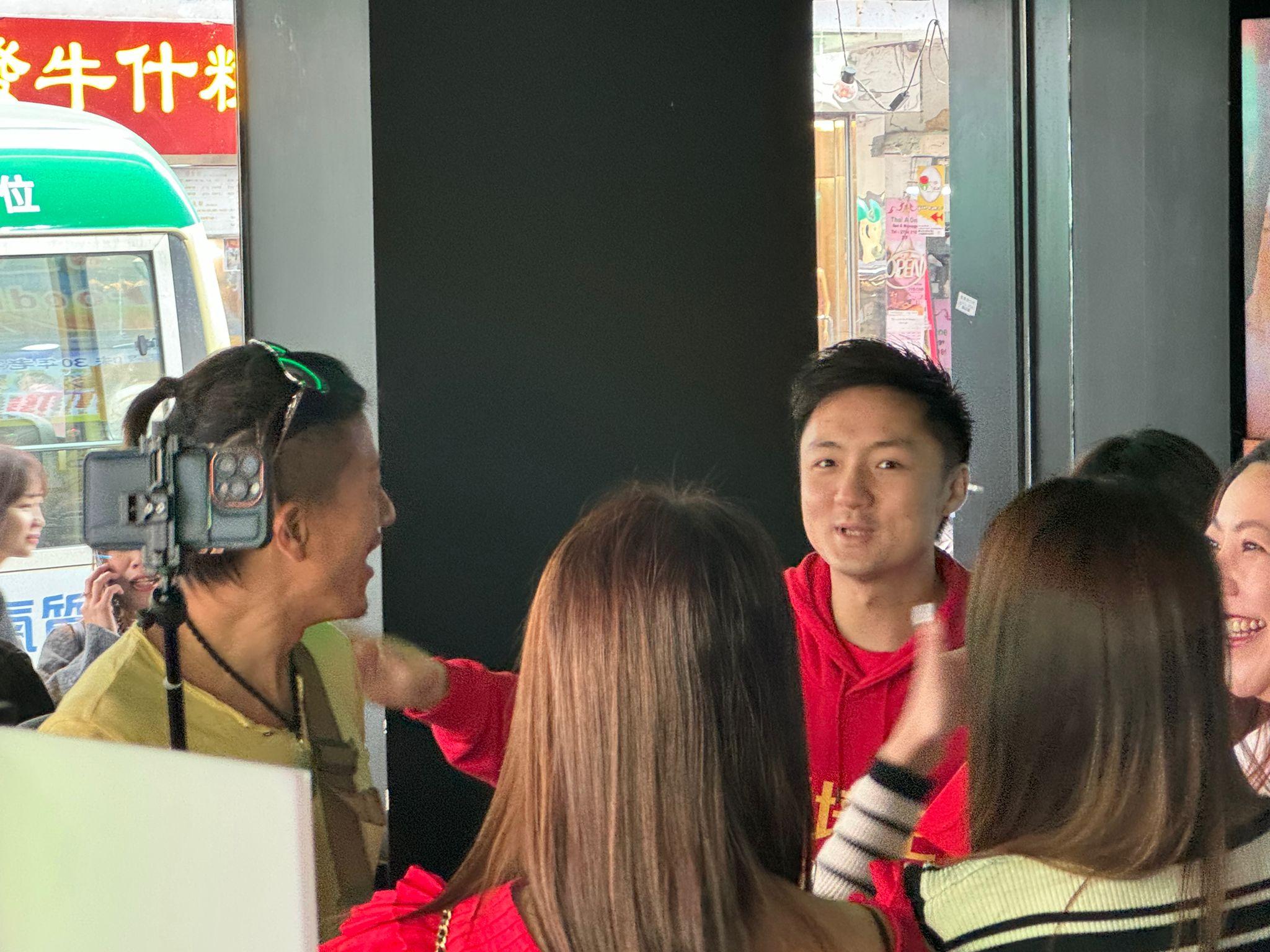 鍾培生初四豪派利是封封100蚊 龍心突襲銅鑼灣拜年