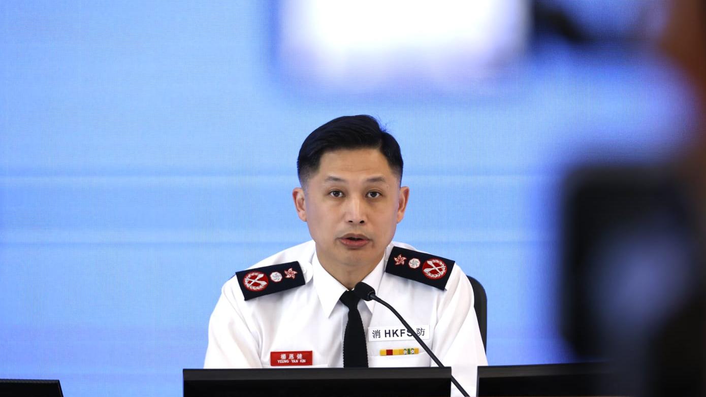 楊恩健指將要求30米以上的地盤安裝固定消防喉。(林靄怡攝)