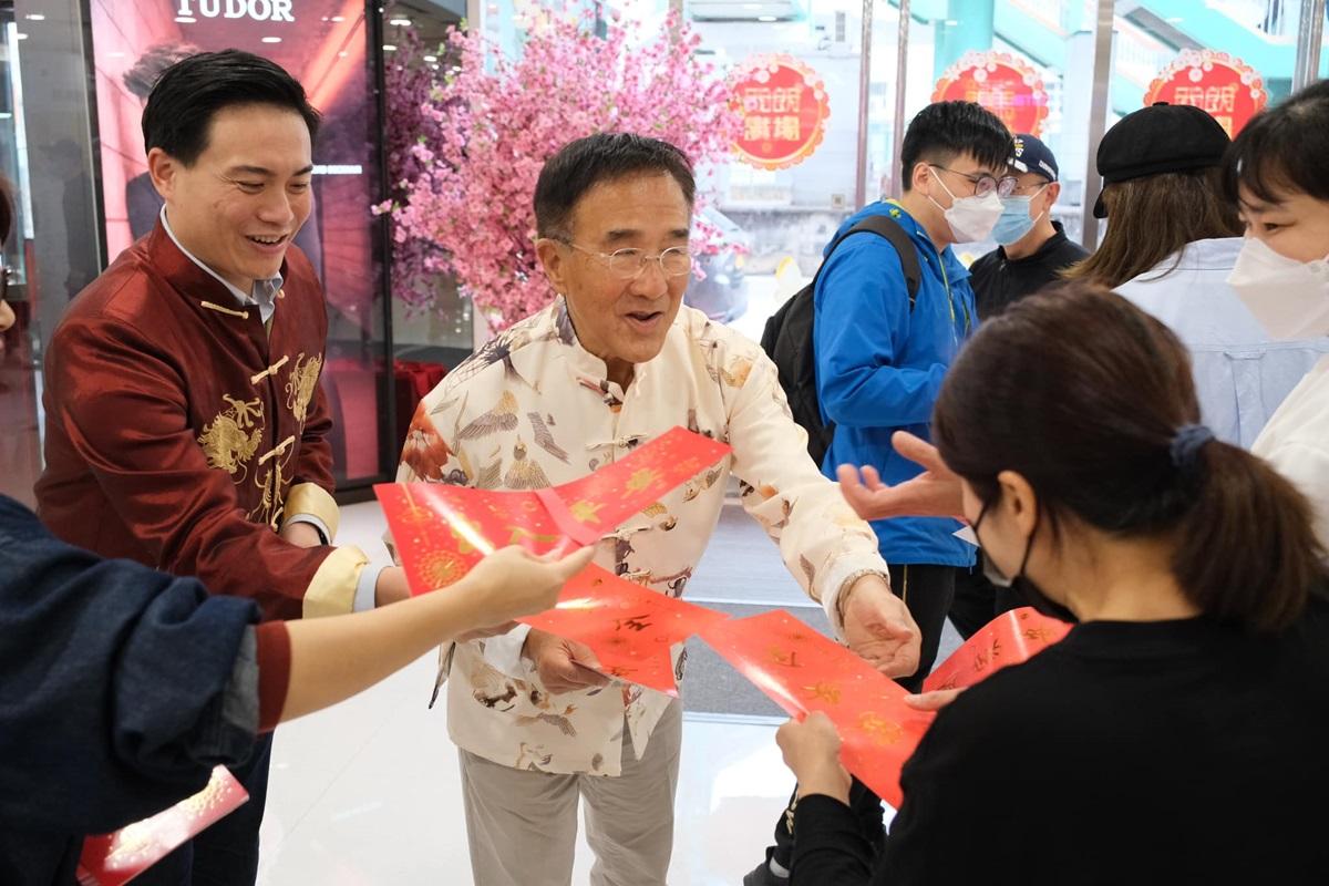 田北辰年廿五去元朗派揮春，仲話「國家安全」、「國強家興」好多人拎。(田北辰FB)