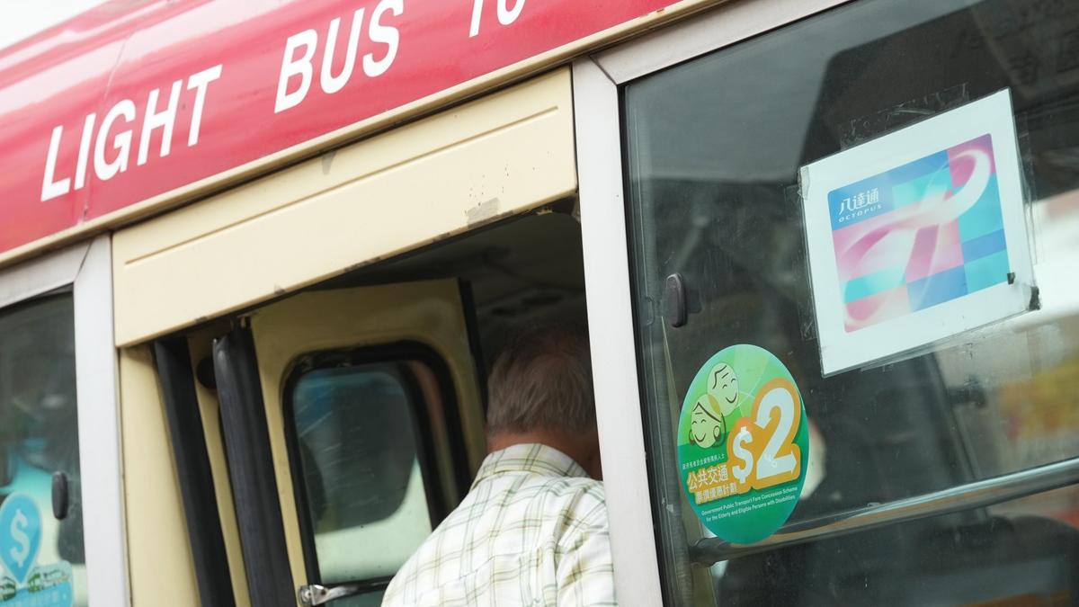 政府將檢視「二元乘車優惠」，強調無意取消計劃。(資料圖片／陳奕釗攝)