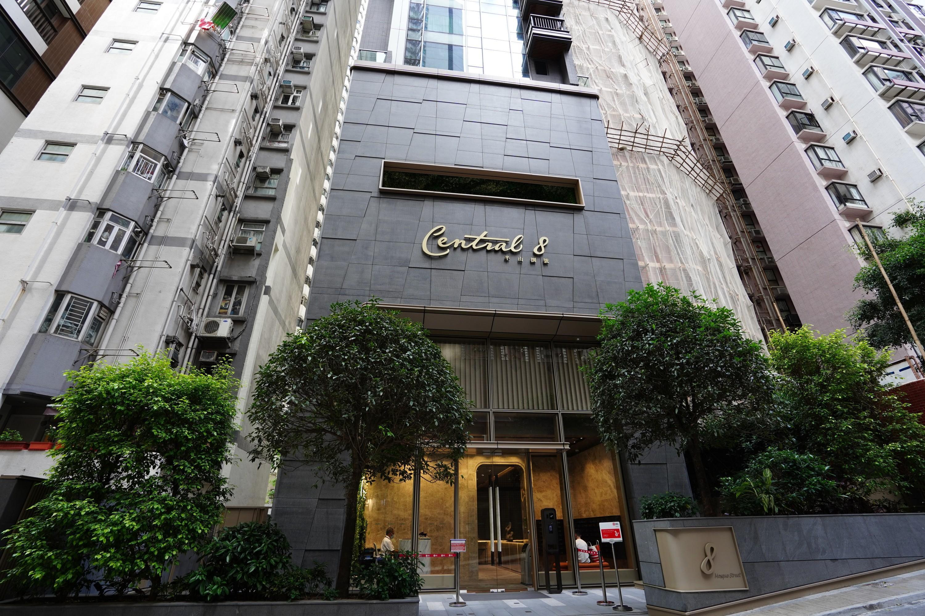 西半山單幢物業半山捌號中層一房戶，獲中環白領以2.2萬元承租，呎租71元。