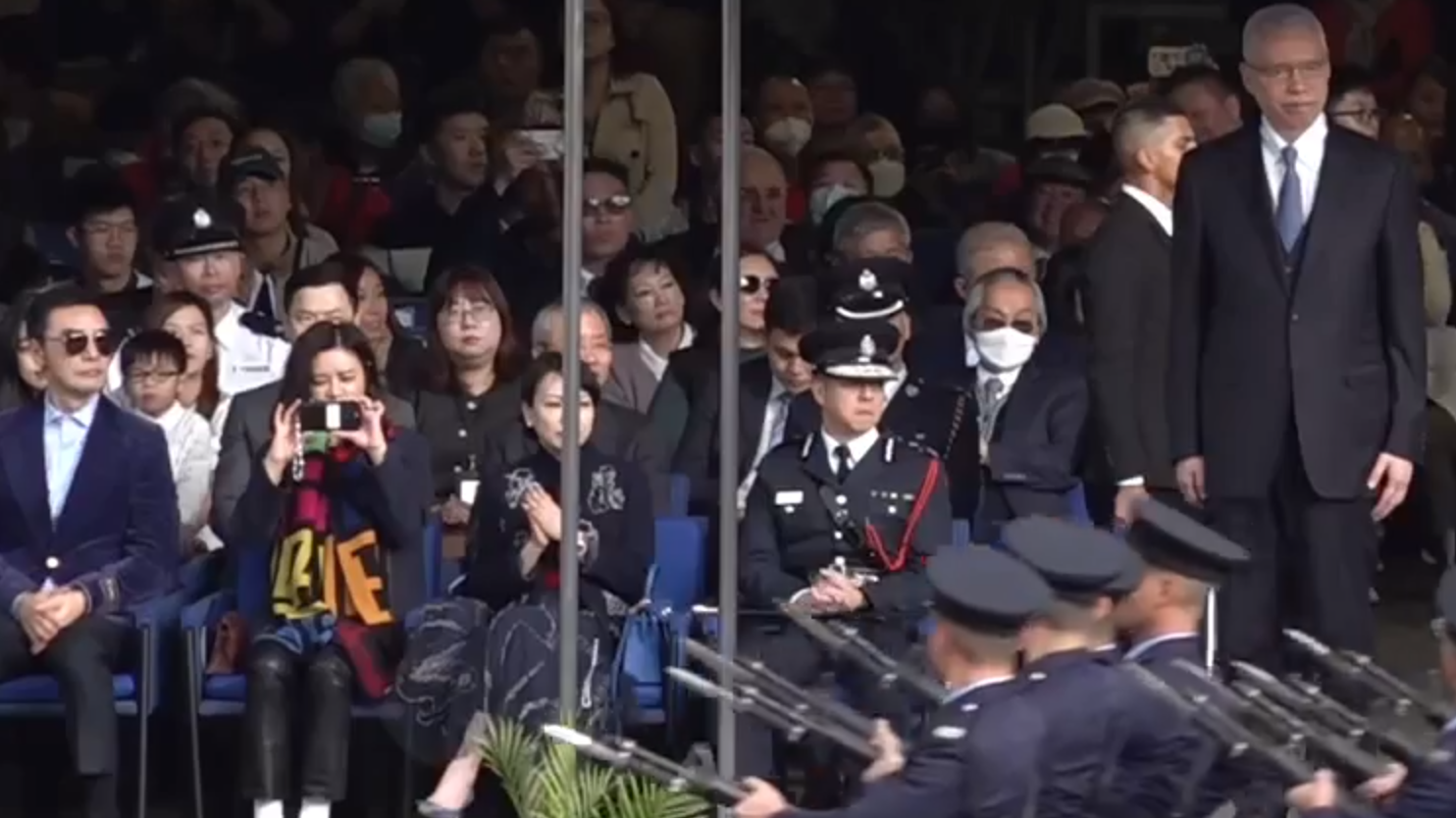 Ray Online｜鍾鎮濤(前排最左)獲邀出席警察學院結業會操坐最前排　播其作品《捍衛香港》(直播截圖)