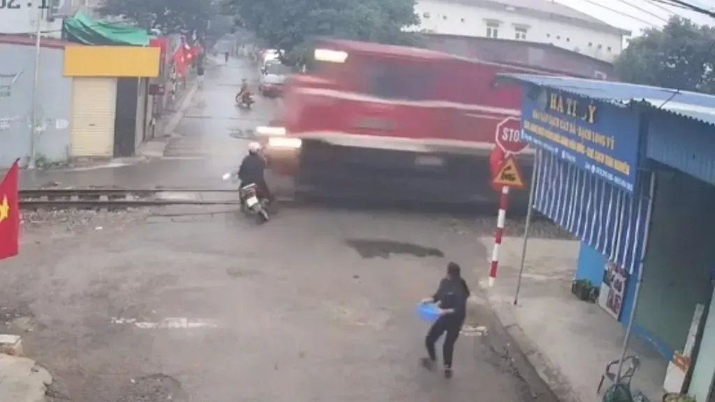 6旬婆婆騎樓車闖平交道　遭喊停後慘遭火車撞死