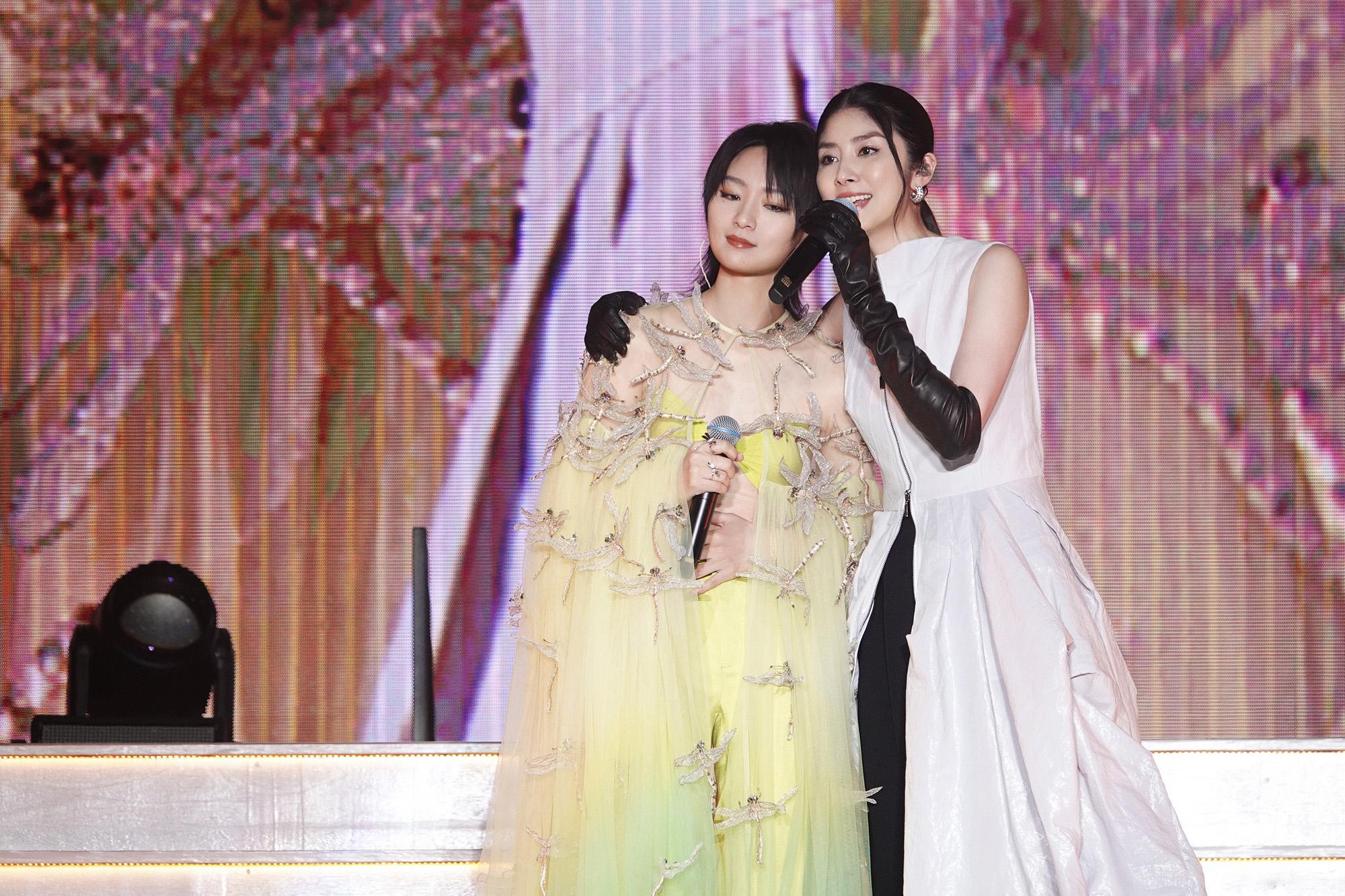 陳慧琳19年後重臨廣州  邀周筆暢重拍九年前頭貼頭合照