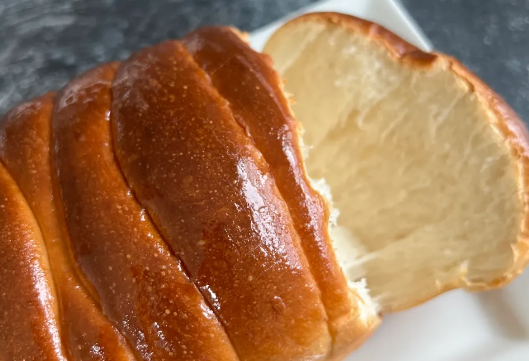 CNN介紹排包時指出，香港的麵包師傅們透過製作出最柔軟、最蓬鬆的麵包，在師傅們的手下很快將麵粉變成枕頭狀的甜點。